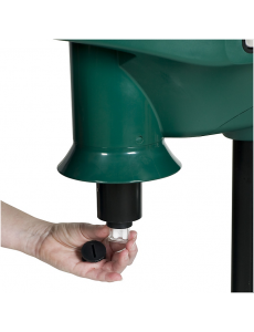 Процесс замены аттрактанта октенола в ловушках Mosquito Magnet